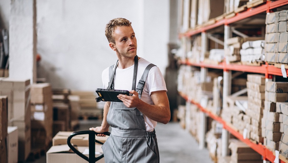 156 Young Man Working Warehouse With Boxes Verkleinert