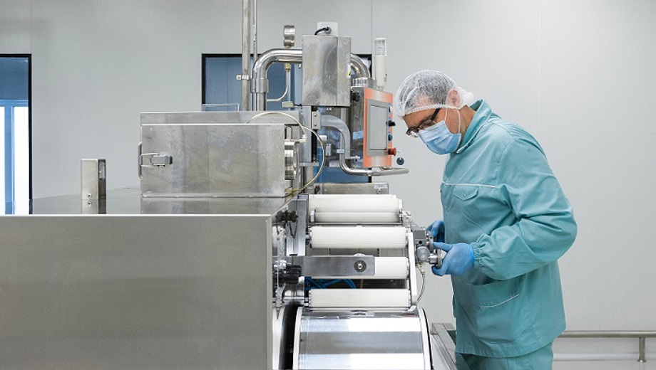 405 Pharma Mitarbeiter An Einer Maschine Verkleinert