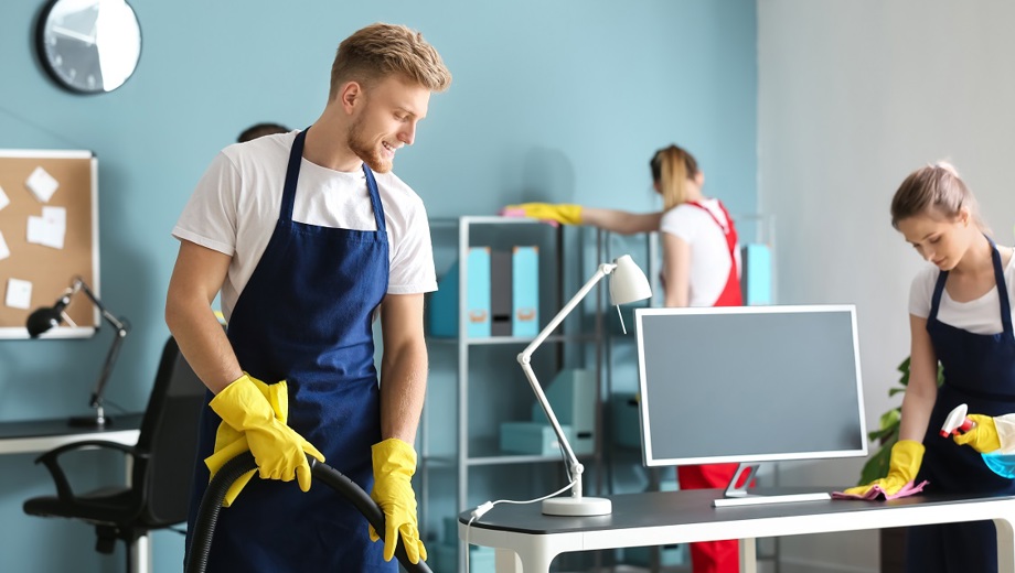 166 Reinigungskräfte, Die Ein Böro Reinigen Verkleinert