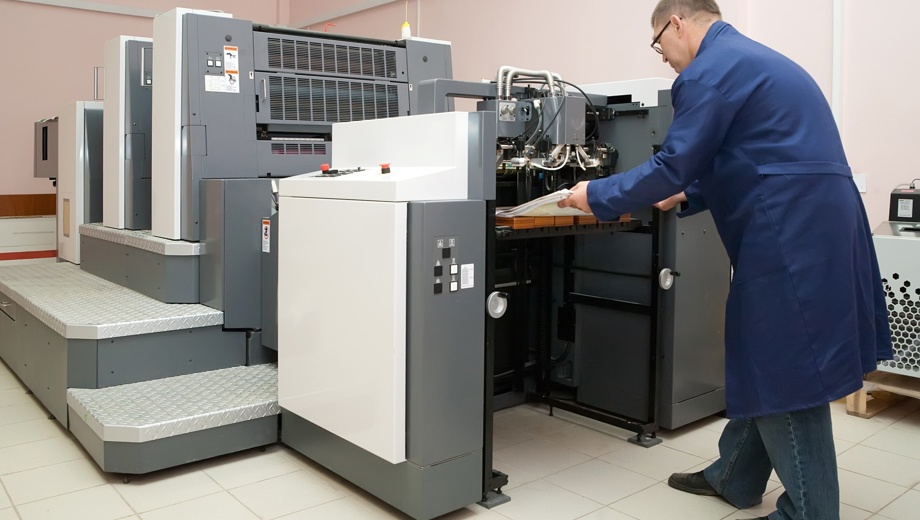 407 Buchbinder An Der Maschine