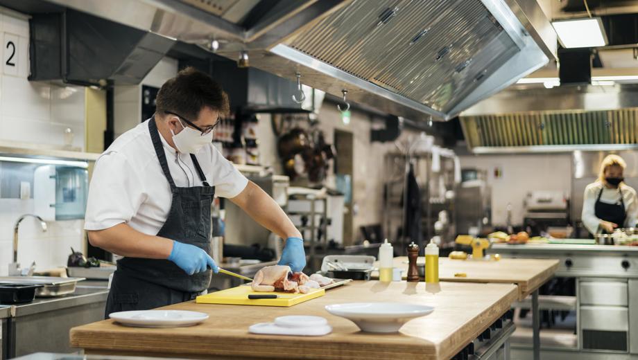 366 Küchenhilfe Beim Schneiden