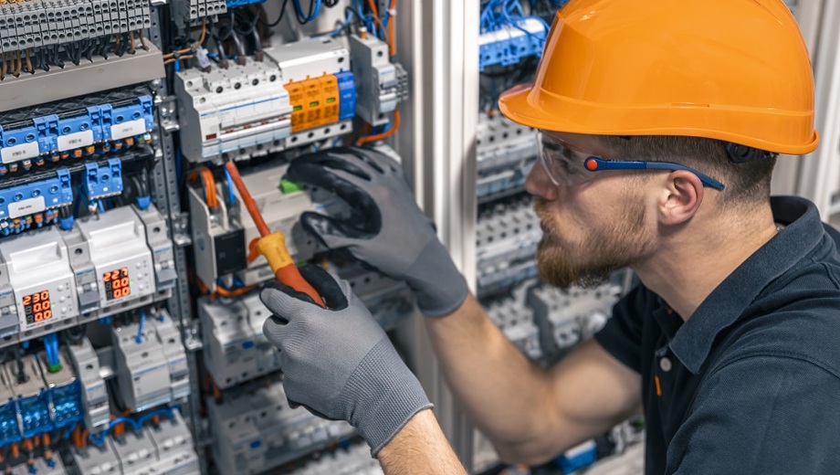 301 Elektriker Am Stromkasten Verkleinert