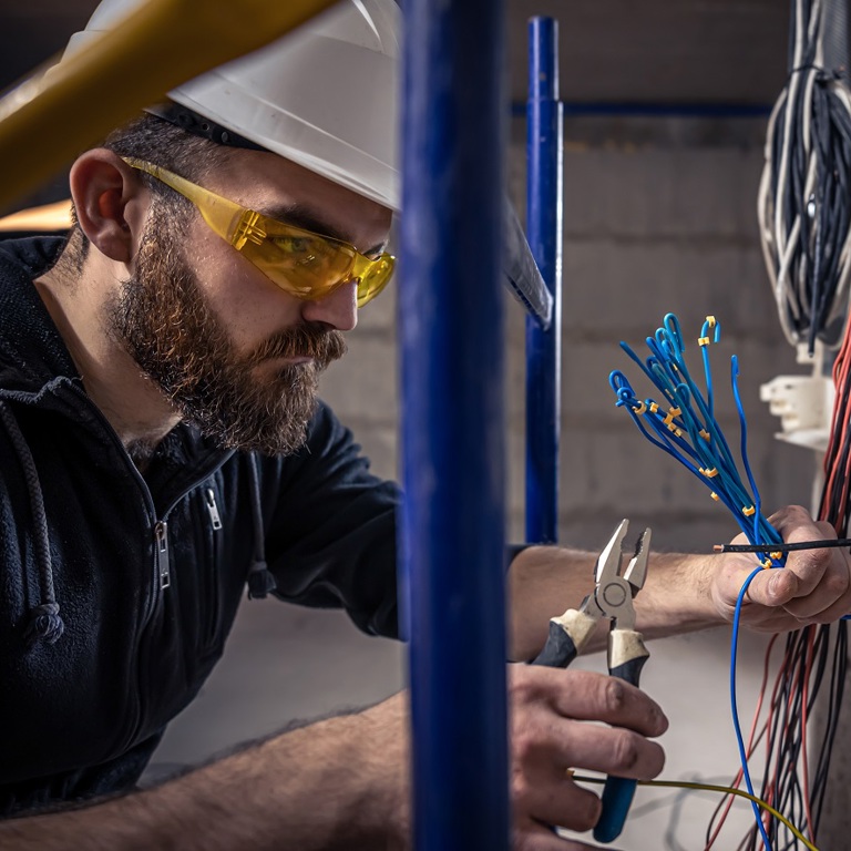 135 Male Electrician Works Switchboard With Electrical Connecting Cable Verkleinert