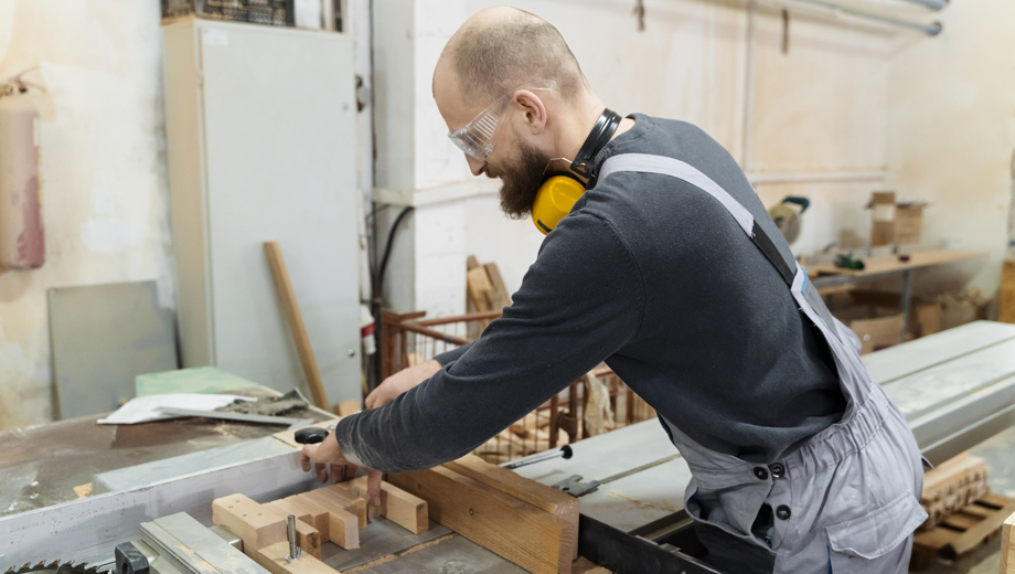 403 Arbeiter An Der Sägemaschine In Der Industrie