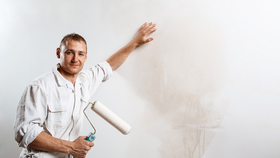 138 Worker Looking Camera Holding Roller Verkleinert