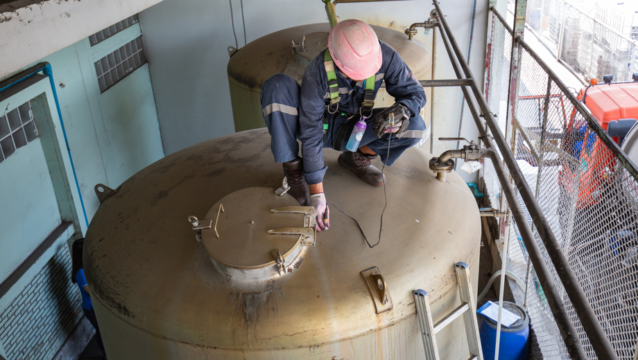 402 Schlosser Der Tank Repariert