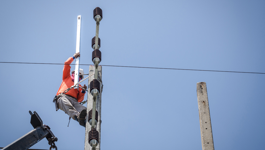 397 Elektriker Am Mast