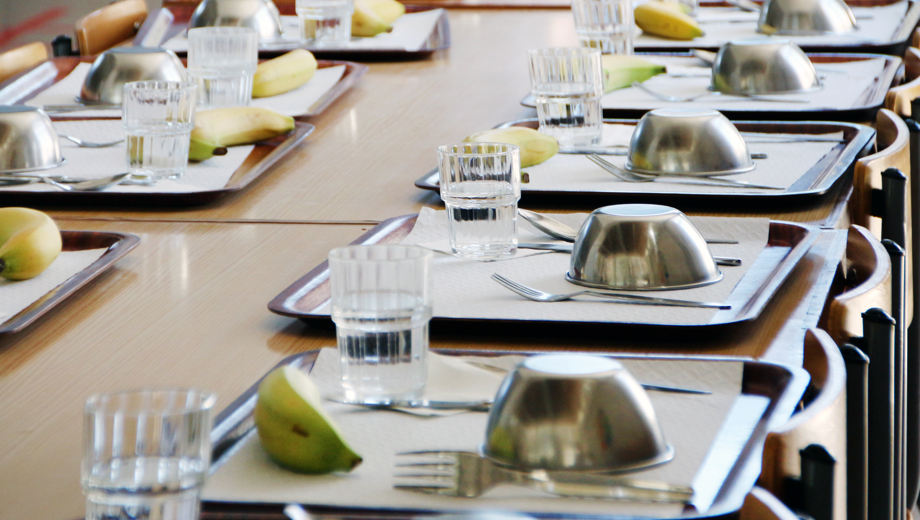 110 - Essen in einer Kantine, Tablett
